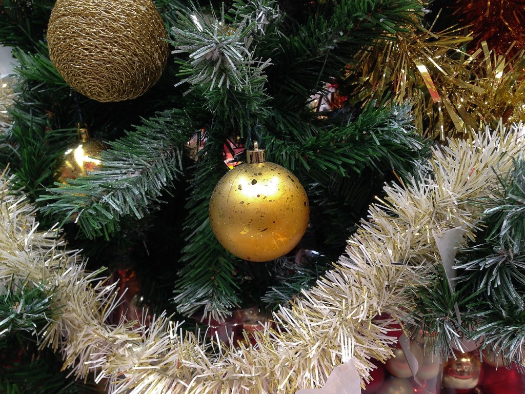 sapin, guirlande et boules de noël