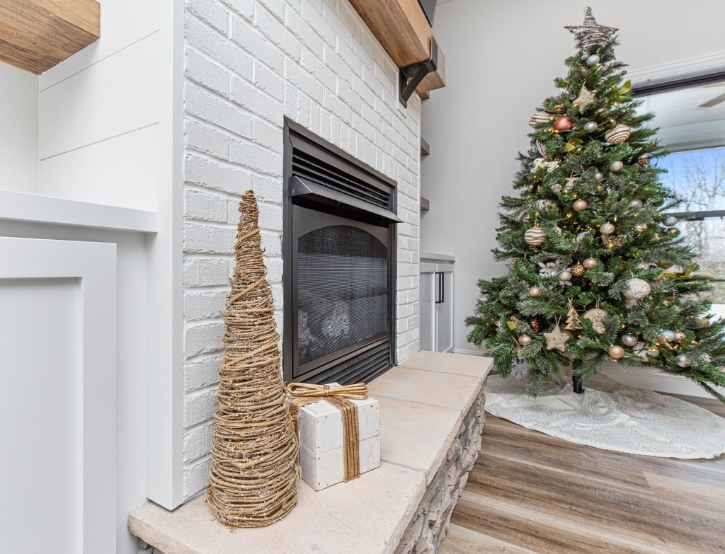 sapin de noël et cheminée